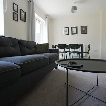 Spacious 4 Bedroom, Perfect For Contractors, Families, Private Parking Royal Wootton Bassett Extérieur photo