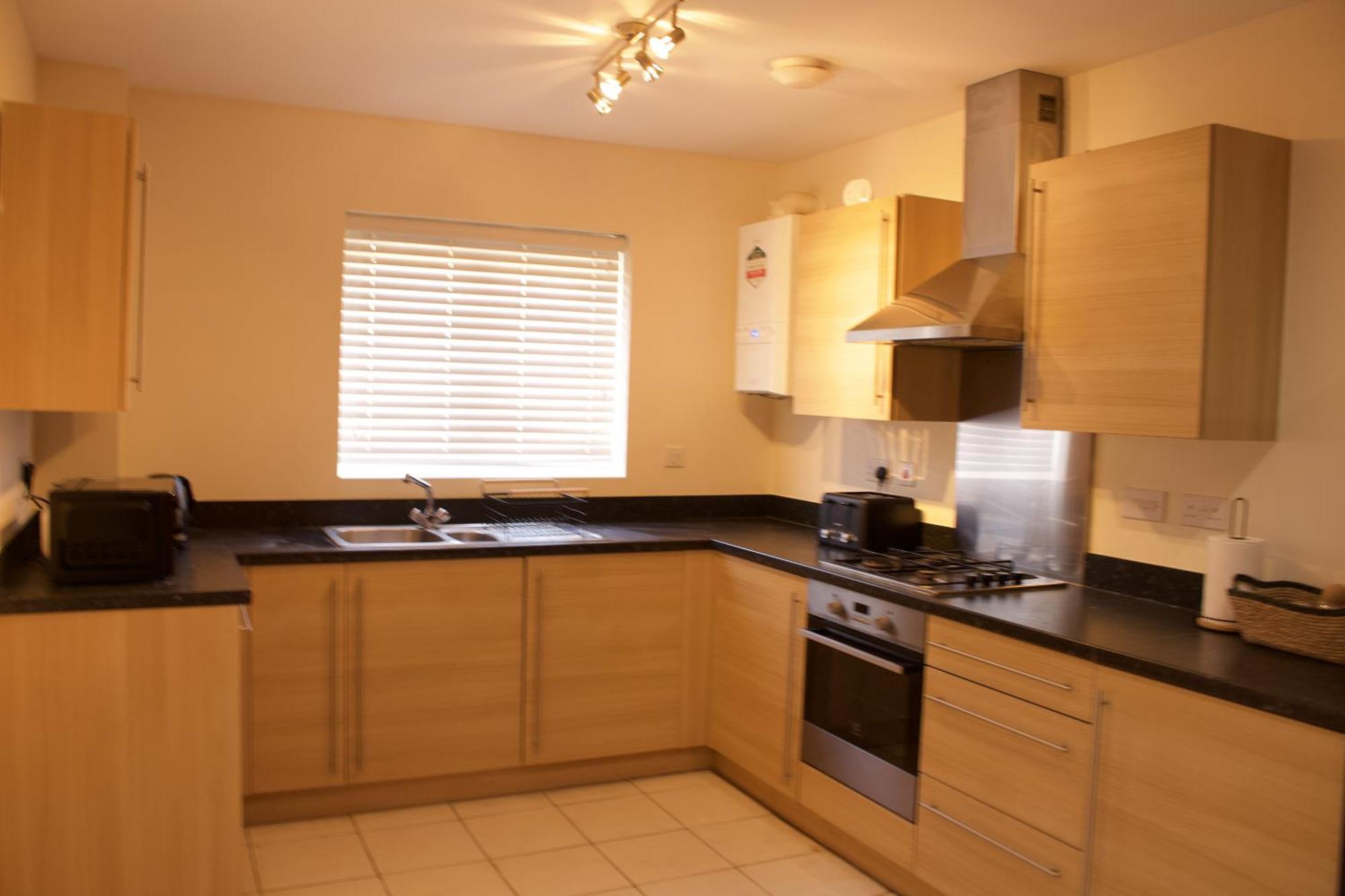 Spacious 4 Bedroom, Perfect For Contractors, Families, Private Parking Royal Wootton Bassett Extérieur photo