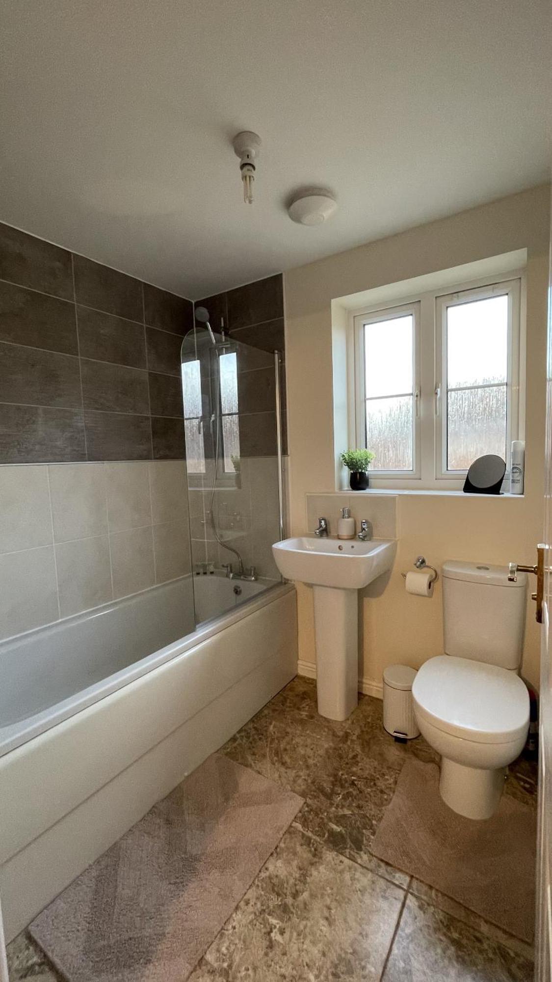 Spacious 4 Bedroom, Perfect For Contractors, Families, Private Parking Royal Wootton Bassett Extérieur photo