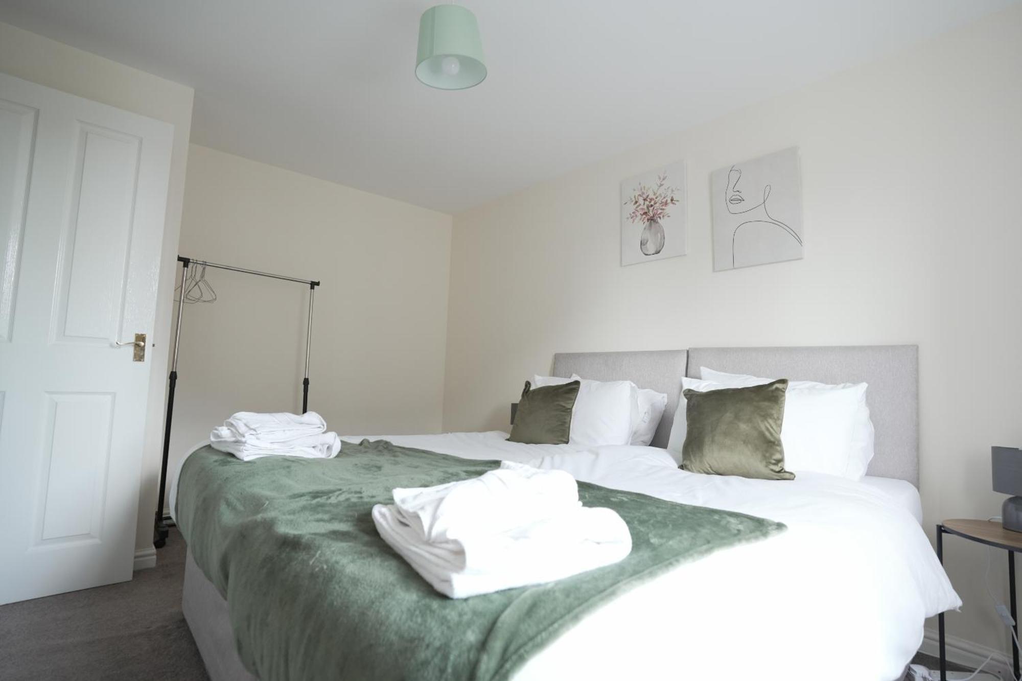 Spacious 4 Bedroom, Perfect For Contractors, Families, Private Parking Royal Wootton Bassett Extérieur photo