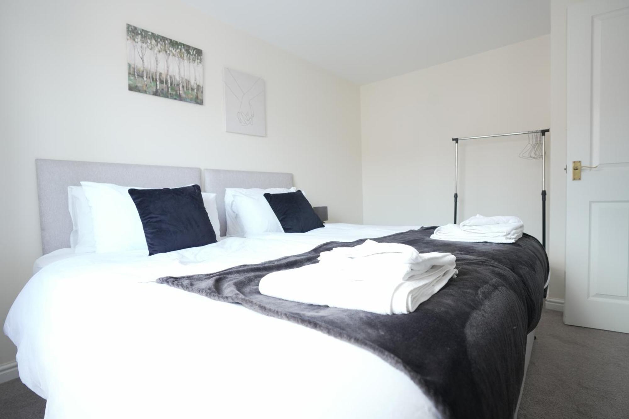 Spacious 4 Bedroom, Perfect For Contractors, Families, Private Parking Royal Wootton Bassett Extérieur photo
