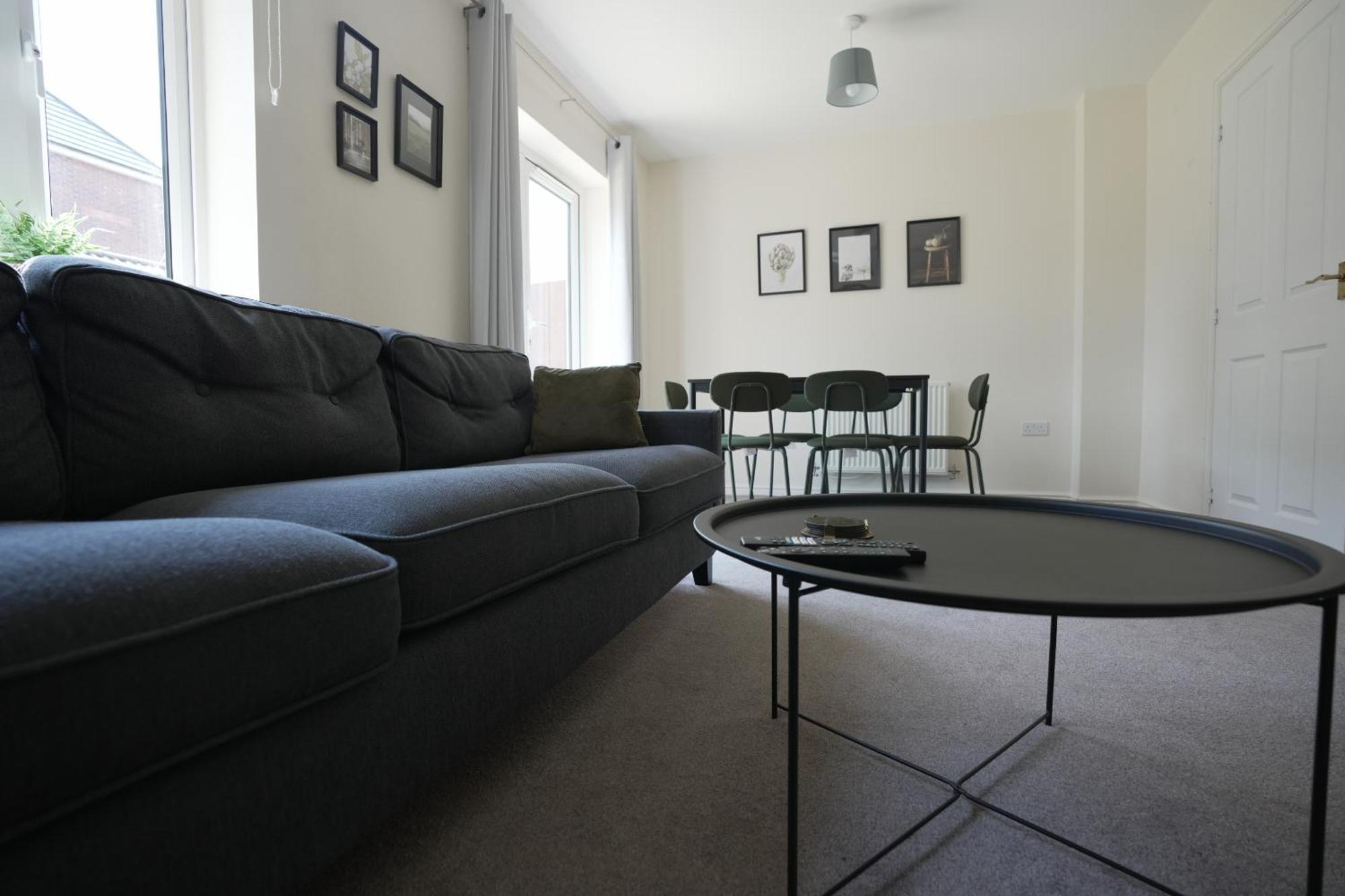 Spacious 4 Bedroom, Perfect For Contractors, Families, Private Parking Royal Wootton Bassett Extérieur photo