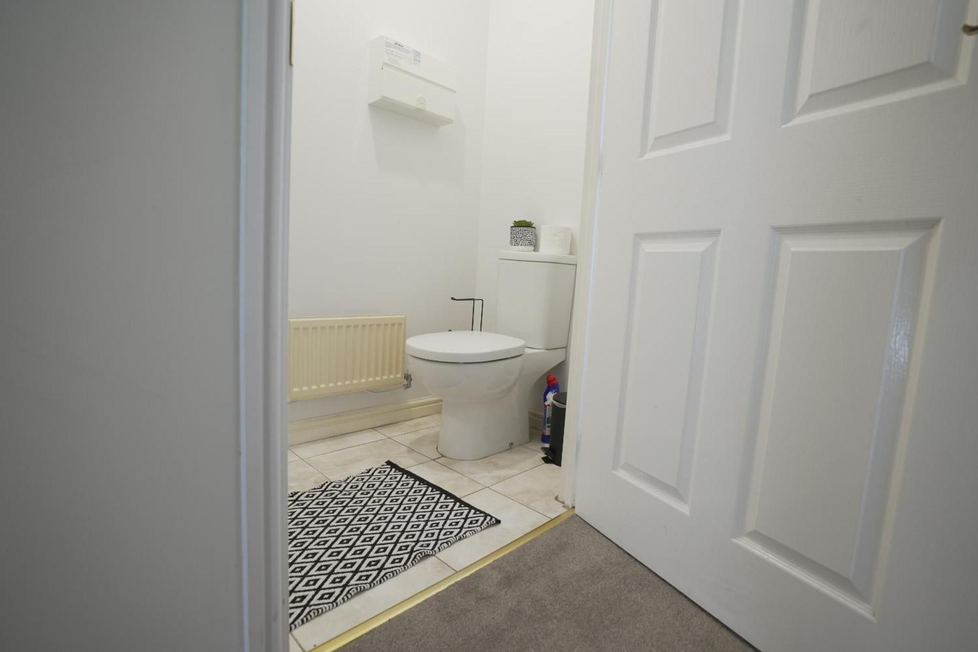 Spacious 4 Bedroom, Perfect For Contractors, Families, Private Parking Royal Wootton Bassett Extérieur photo